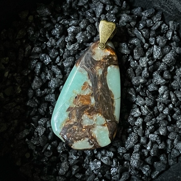 Gorgeous Green Chalcedony Pendant Natural Stone 1 1/4” x 2” Unique Shape - Picture 4 of 11